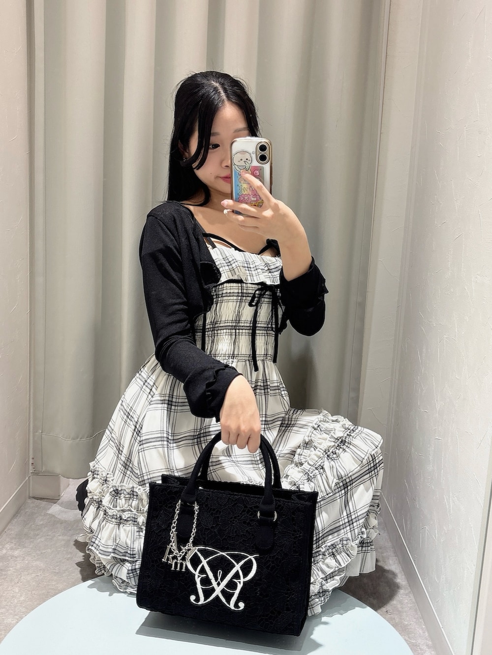その他のワンピース、ブラック系のワンピース、ブラック系のトートバッグを着用したレディースの春コーディネートの3枚目の写真