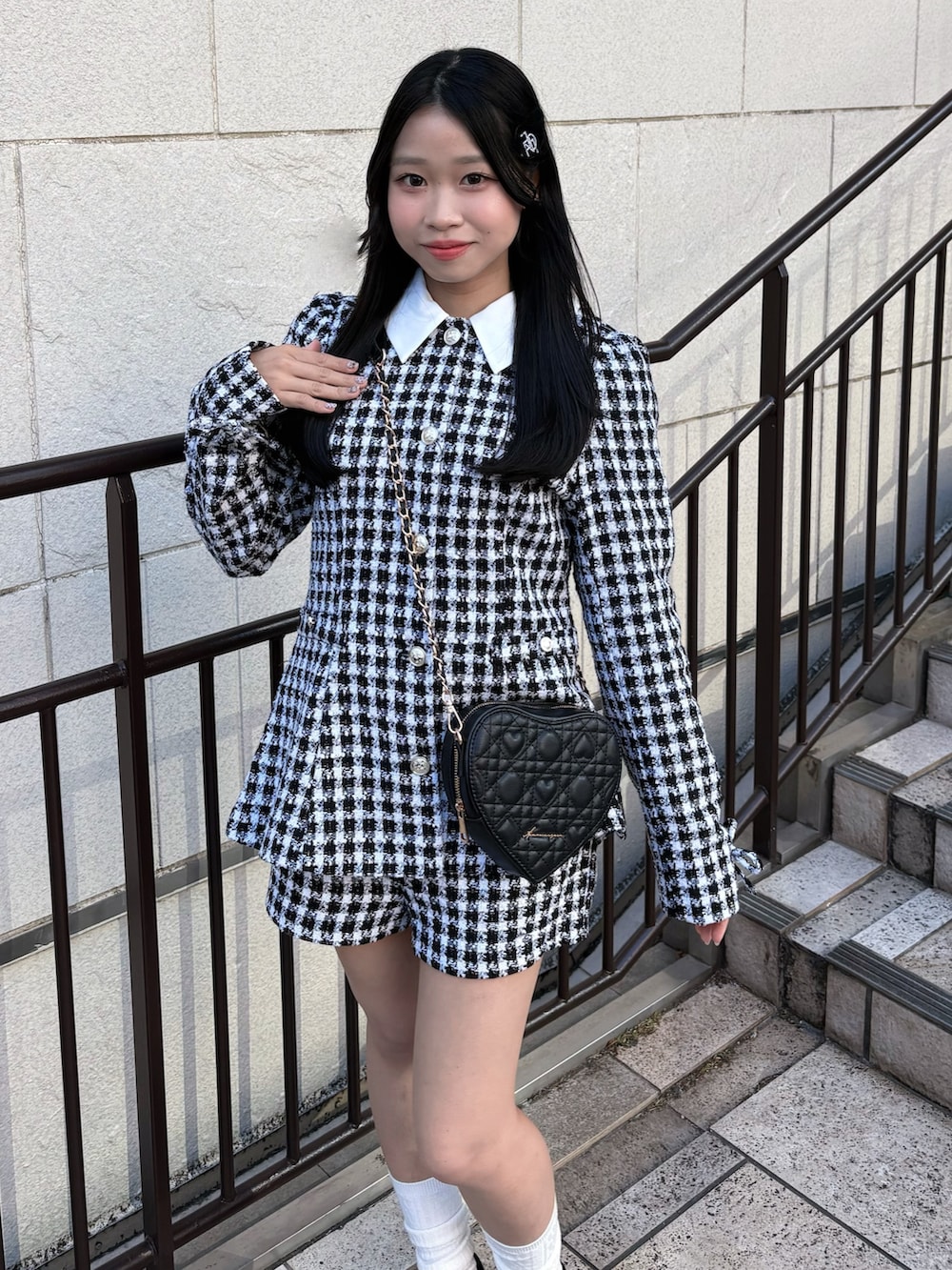 ブラック系のショルダーバッグ、その他のシャツ/ブラウス、その他のその他パンツを着用したレディースの冬コーディネートの3枚目の写真