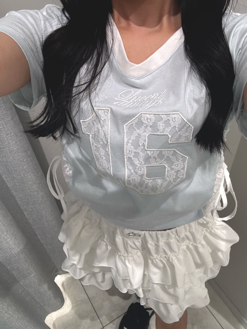 ホワイト系のスカート、ブルー系のTシャツ/カットソー、ブラック系のサンダルを着用したレディースの夏コーディネートの2枚目の写真