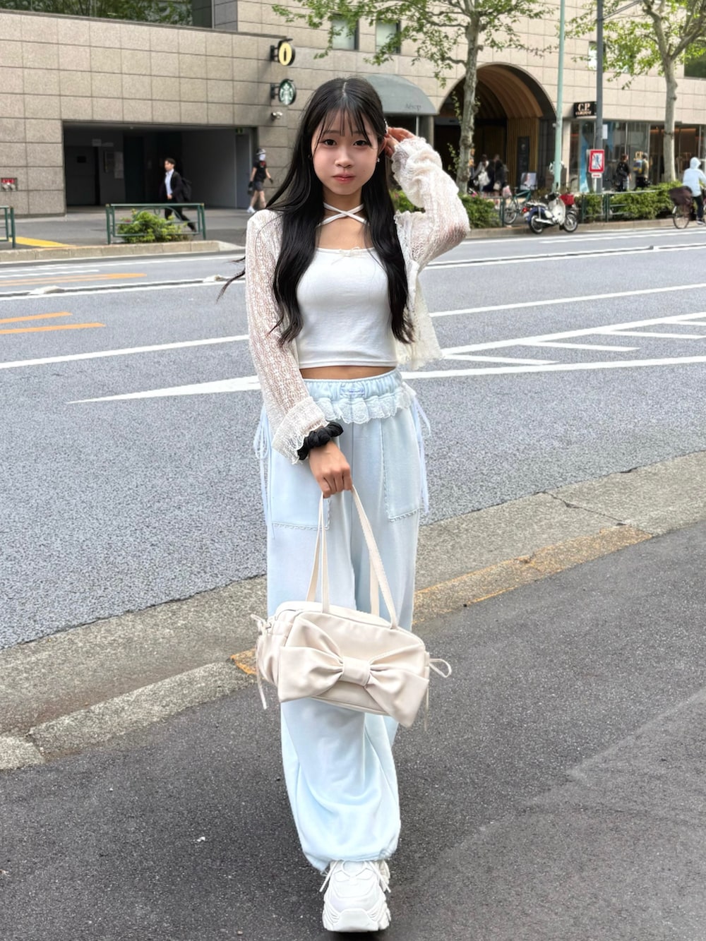 ブルー系のスウェットパンツ、ホワイト系のカーディガン/ボレロ、ホワイト系のその他シューズを着用したレディースの春コーディネートの3枚目の写真