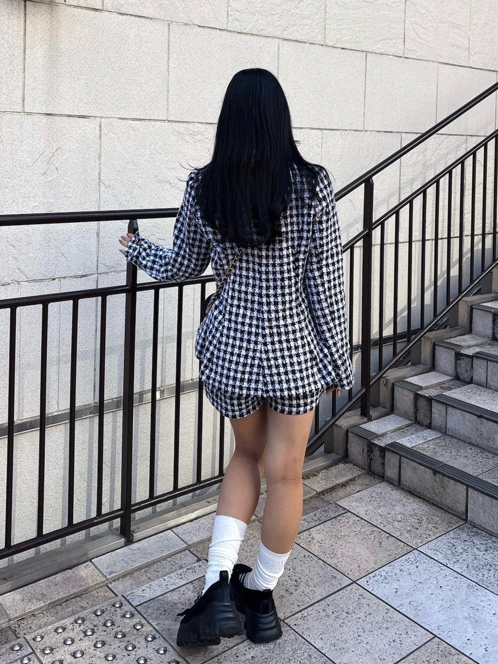 ブラック系のショルダーバッグ、その他のシャツ/ブラウス、その他のその他パンツを着用したレディースの冬コーディネートの4枚目の写真