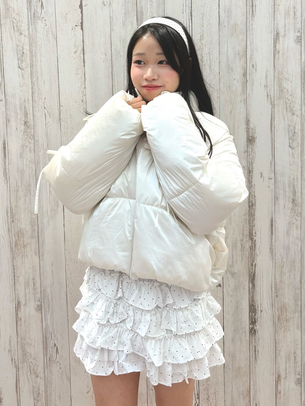 ホワイト系のダウンジャケット/コート、ホワイト系のスニーカー、その他のその他パンツを着用したレディースの秋コーディネートの3枚目の写真