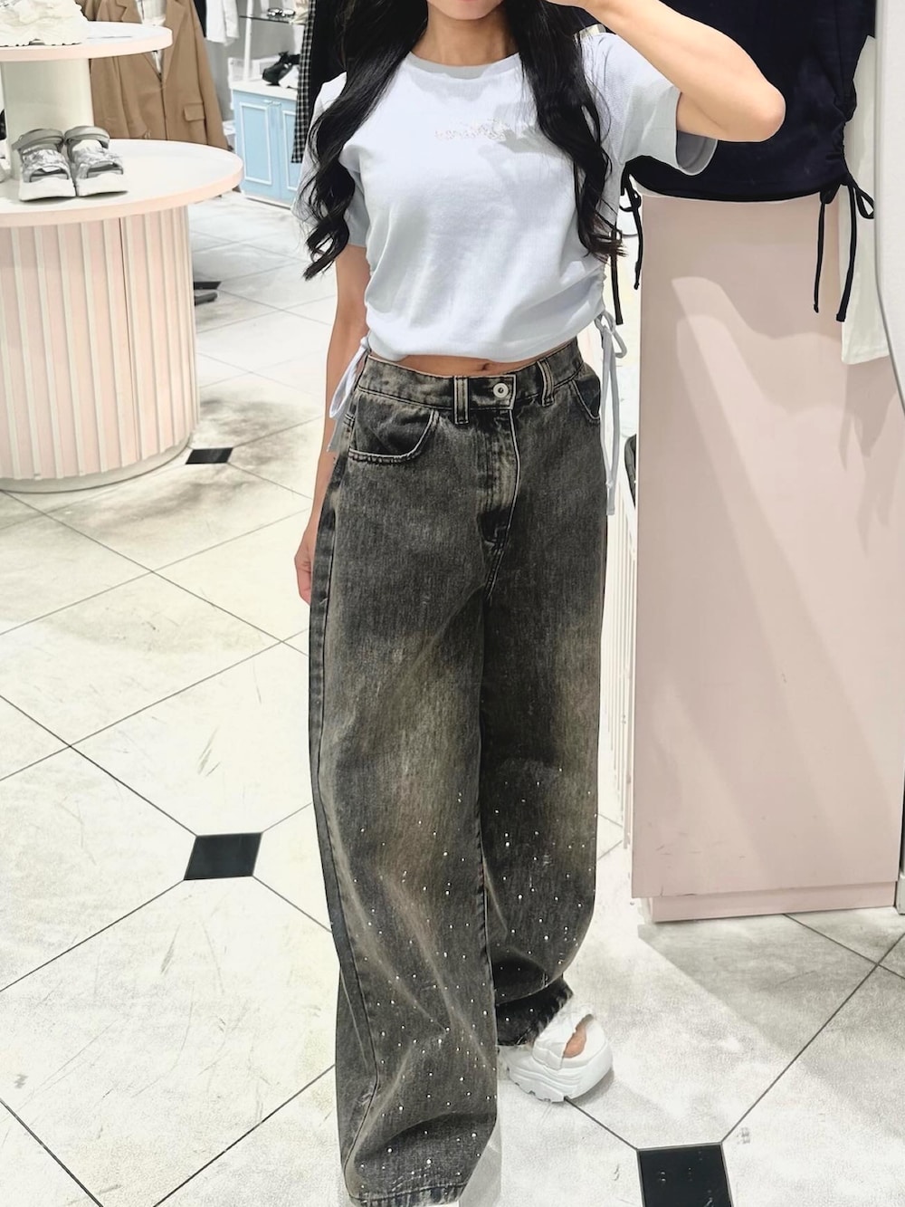 「韓国ファッション、デニムコーデ、低身長女子、春夏コーデ、お出かけコーデ、ブルー、デニム、ootd、OLIVE des OLIVE、骨格ナチュラル、春色、休日スタイル、プチプラ、アウトドアスタイル、スポーツミックス」|「OLIVE des OLIVEのキラキラドロストTシャツ(Tシャツ/カットソー、ブルー系)」を使った、rikooliveさん(骨格ナチュラル・レディース・155cm)の春コーディネートの2枚目の写真