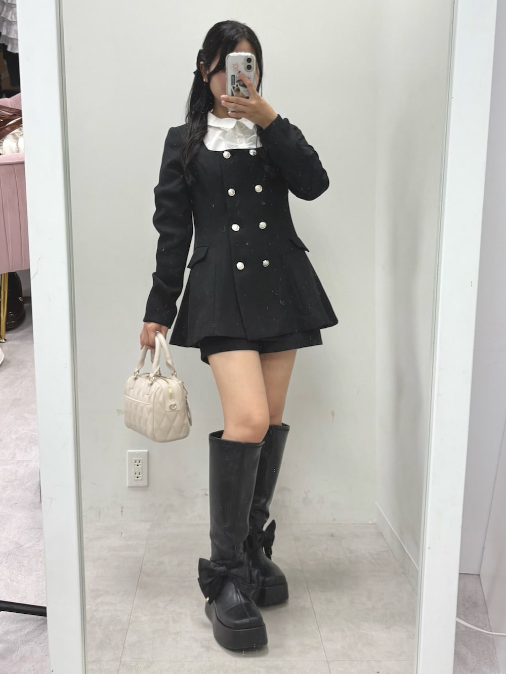 ブラック系のノーカラージャケット、ブラック系のブーツ、ブラック系のその他パンツを着用したレディースの秋コーディネートの2枚目の写真