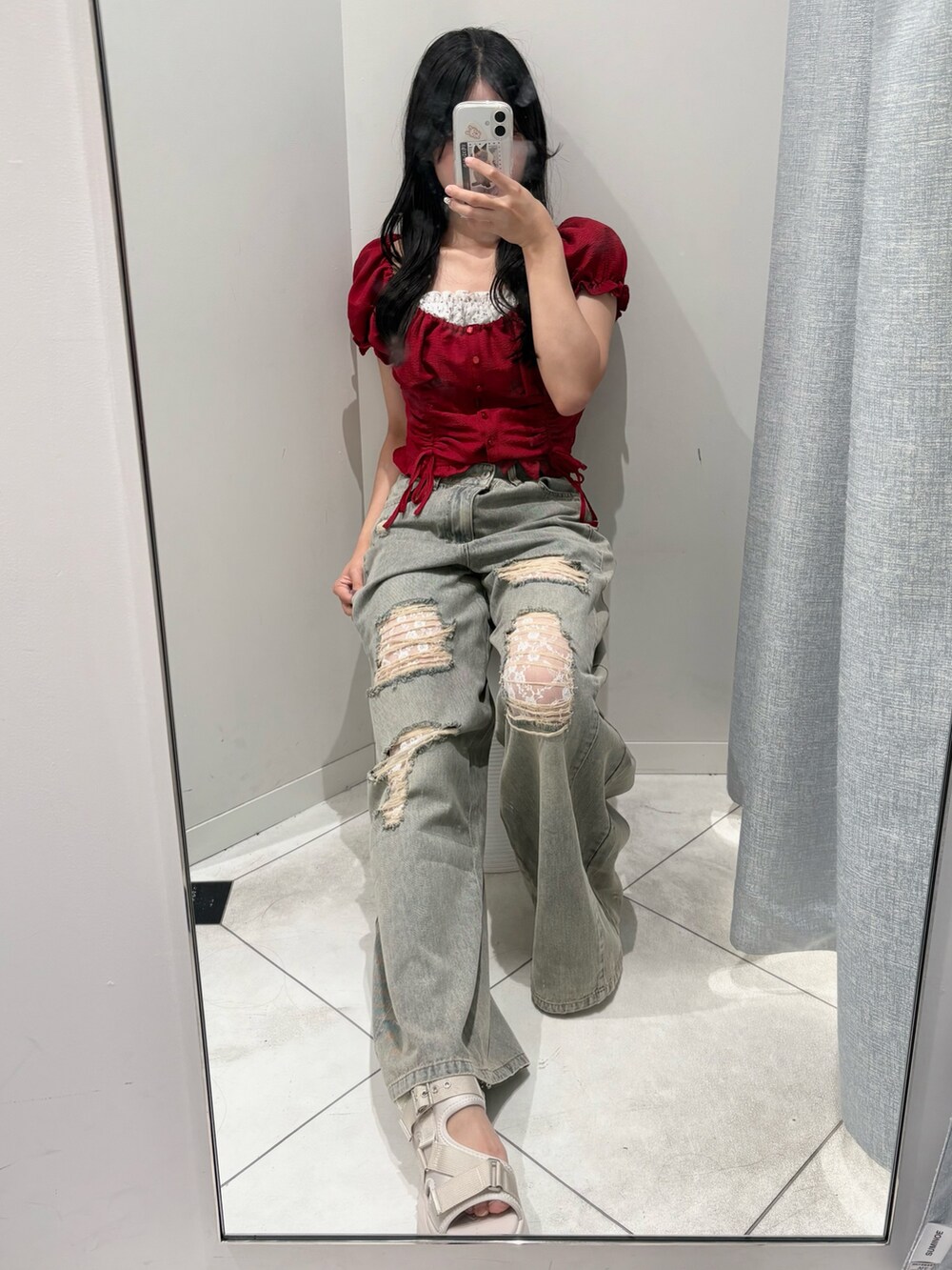 レッド系のシャツ/ブラウス、ブルー系のデニムパンツ、ベージュ系のサンダルを着用したレディースの夏コーディネートの2枚目の写真