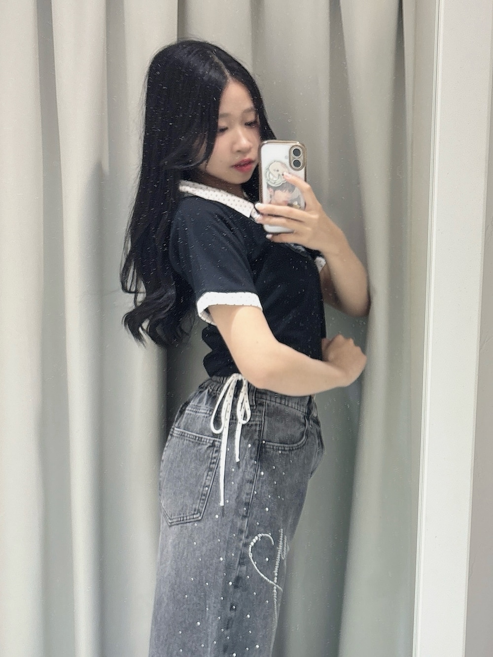 ブラック系のその他パンツ、ブラック系のTシャツ/カットソー、ブラック系のボストンバッグを着用したレディースの春コーディネートの3枚目の写真