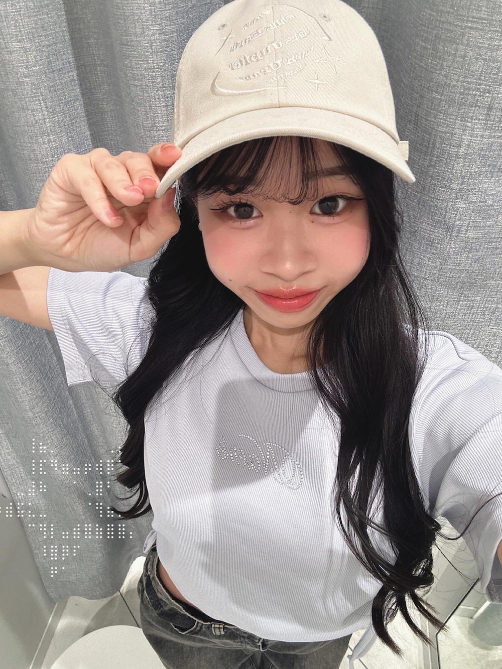 「韓国ファッション、デニムコーデ、低身長女子、春夏コーデ、お出かけコーデ、ブルー、デニム、ootd、OLIVE des OLIVE、骨格ナチュラル、春色、休日スタイル、プチプラ、アウトドアスタイル、スポーツミックス」|「OLIVE des OLIVEのキラキラドロストTシャツ(Tシャツ/カットソー、ブルー系)」を使った、rikooliveさん(骨格ナチュラル・レディース・155cm)の春コーディネートの4枚目の写真