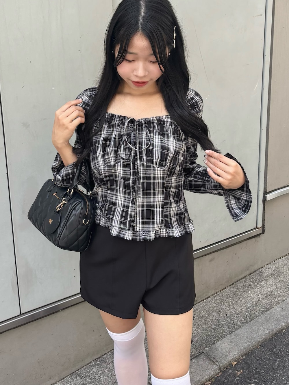 ブラック系のシャツ/ブラウス、ブラック系のその他パンツ、ブラック系のローファーを着用したレディースの夏コーディネートの3枚目の写真