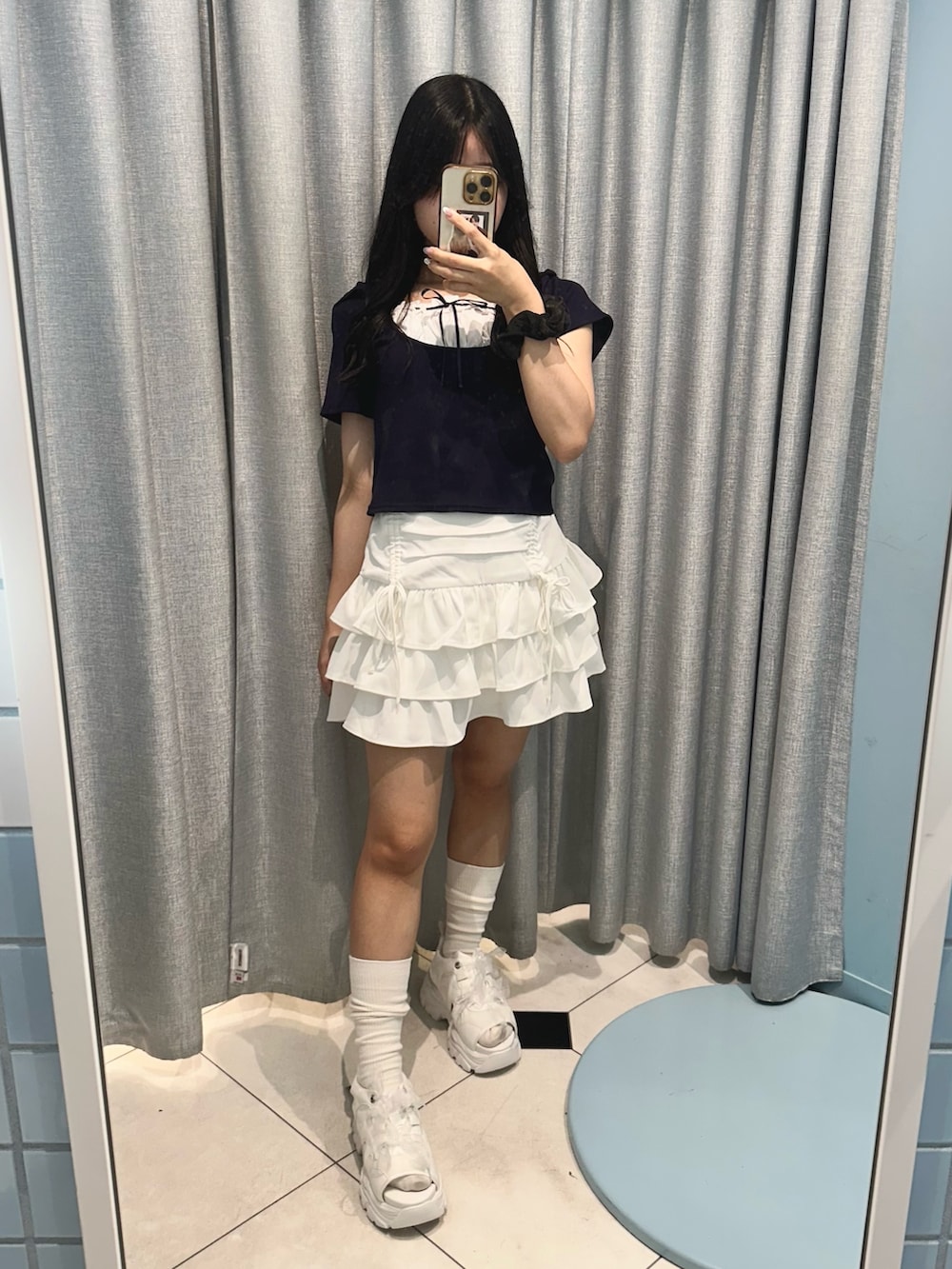 ホワイト系のスカート、ブルー系のTシャツ/カットソー、ホワイト系のサンダルを着用したレディースの夏コーディネートの4枚目の写真
