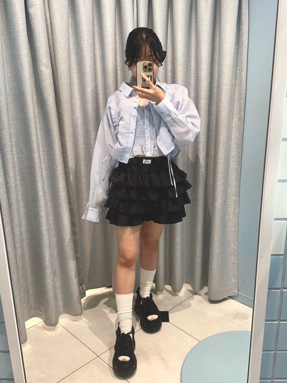 ブルー系のシャツ/ブラウス、ブルー系のキャミソール、ブラック系のサンダルを着用したレディースの春コーディネートの3枚目の写真