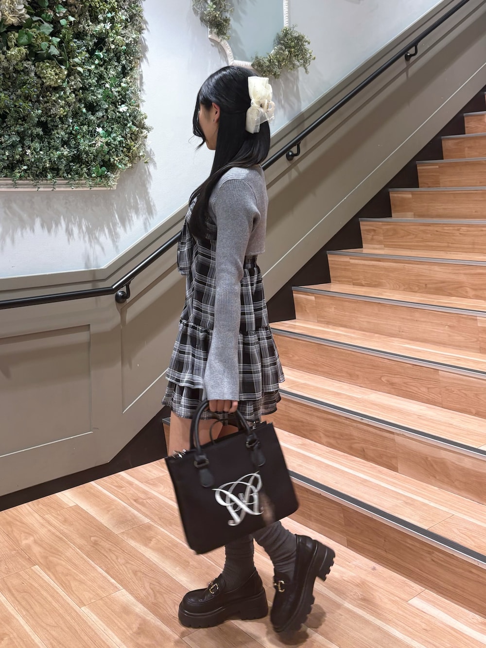 ブラック系のワンピース、ブラック系のトートバッグを着用したレディースの冬コーディネートの2枚目の写真