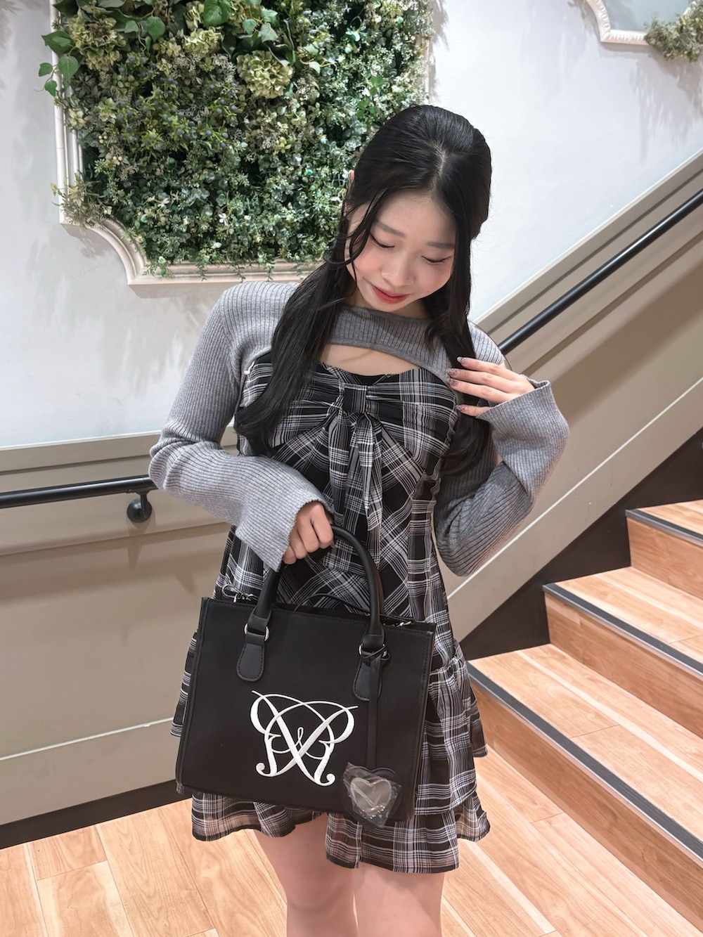 ブラック系のワンピース、ブラック系のトートバッグを着用したレディースの冬コーディネートの4枚目の写真