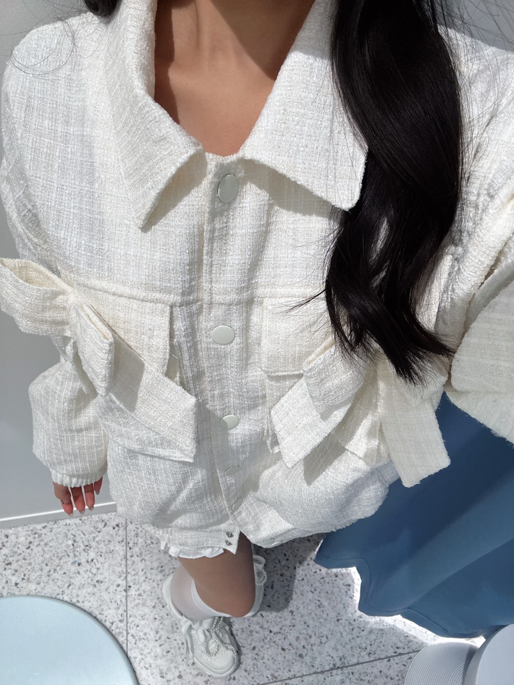 ホワイト系のブルゾン、ホワイト系のその他パンツ、ホワイト系のスニーカーを着用したレディースの冬コーディネートの4枚目の写真