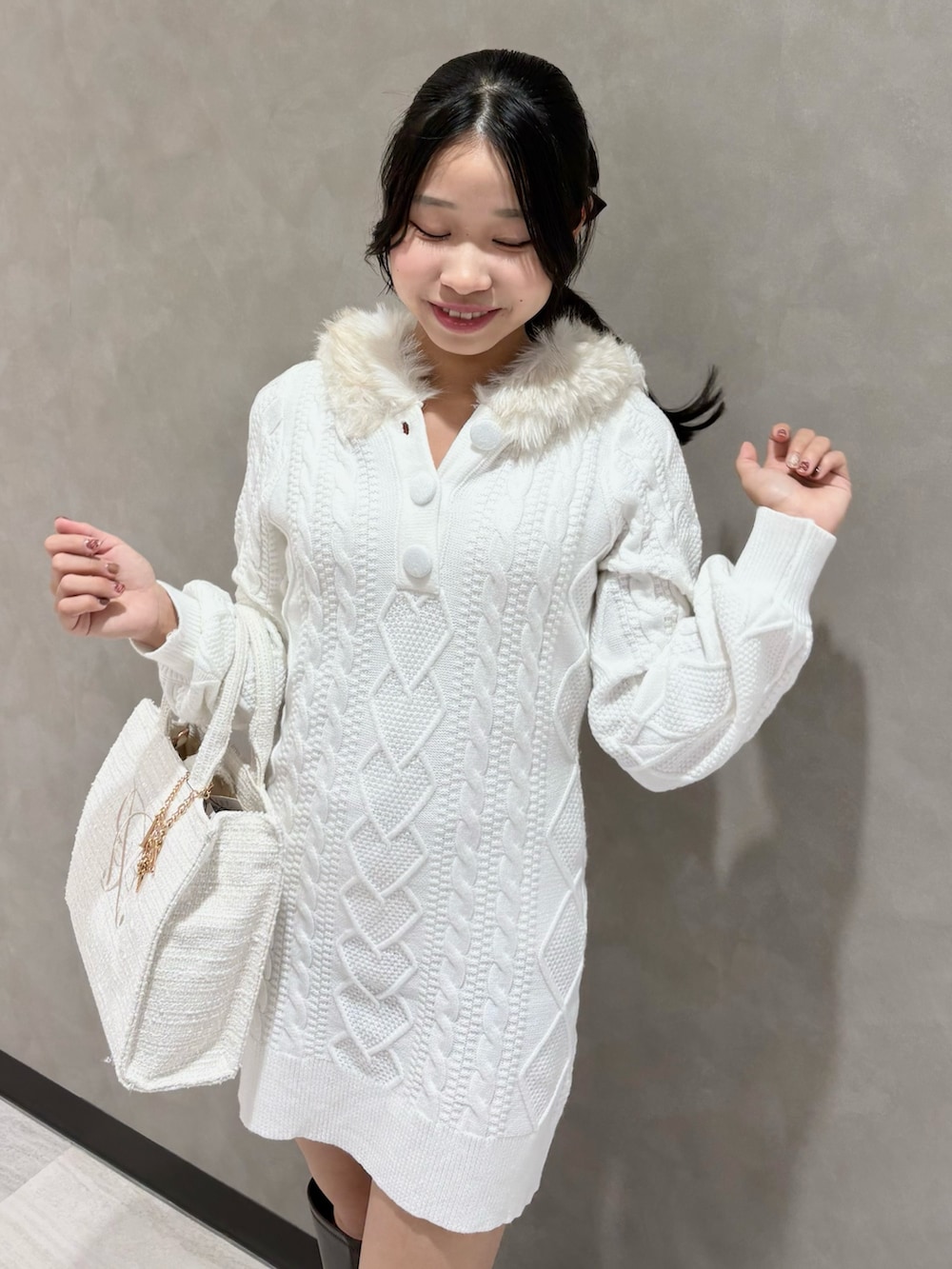 ブラウン系のブーツ、ホワイト系のトートバッグ、ホワイト系のワンピースを着用したレディースの秋コーディネートの2枚目の写真