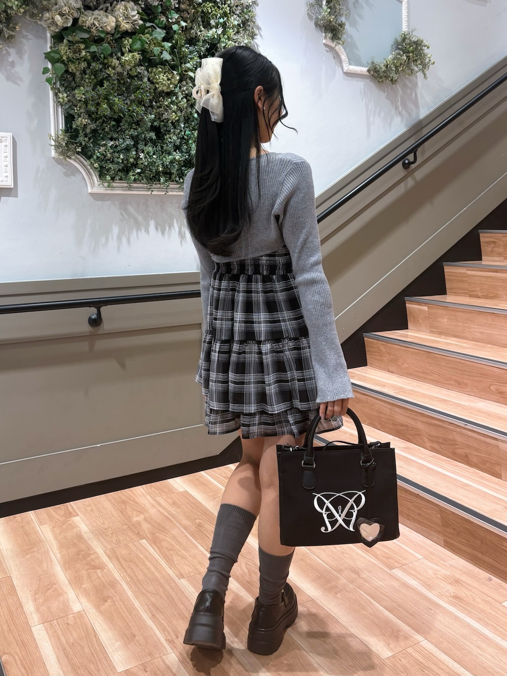 ブラック系のワンピース、ブラック系のトートバッグを着用したレディースの冬コーディネートの3枚目の写真