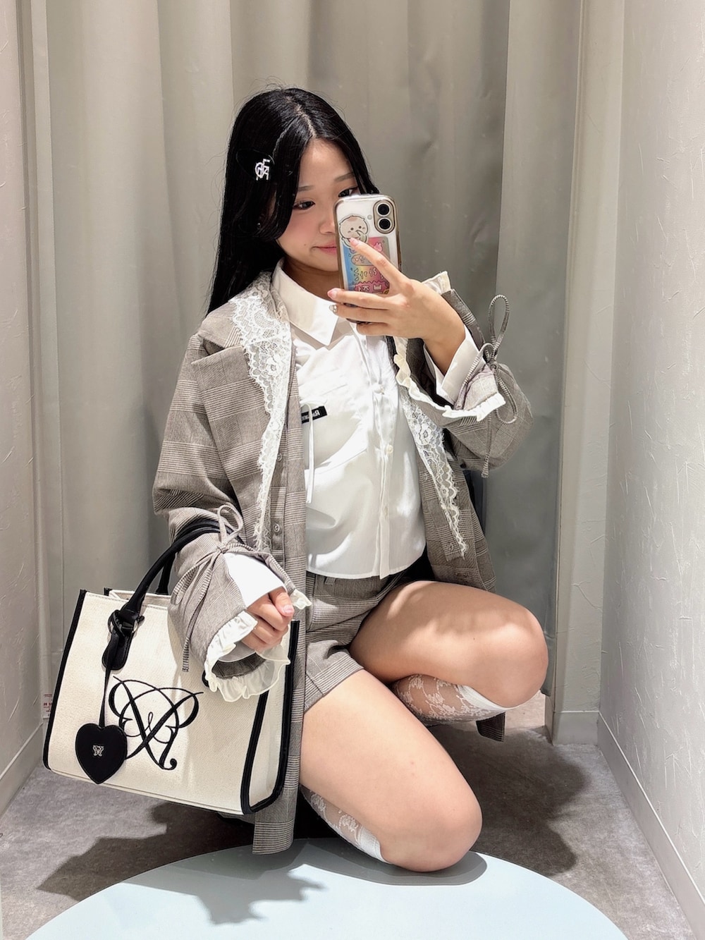 ホワイト系のシャツ/ブラウス、ブラウン系のその他パンツ、ホワイト系のトートバッグを着用したレディースの春コーディネートの2枚目の写真