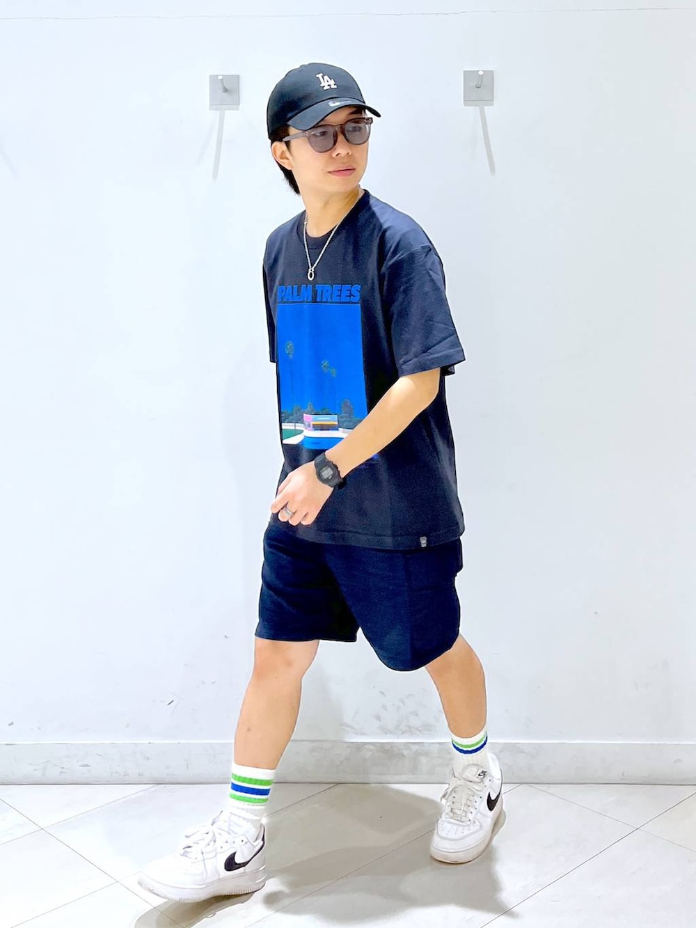 「GLOBAL WORK、夏コーデ、Tシャツ、ショートパンツ、キャップ、サングラス、スニーカー、おでかけ」｜「GLOBAL WORKの【NEWERA】9FORTY/260083（キャップ、ブラック系）」を使った、はやぴーさん（メンズ・162cm）の夏コーディネートの2枚目の写真