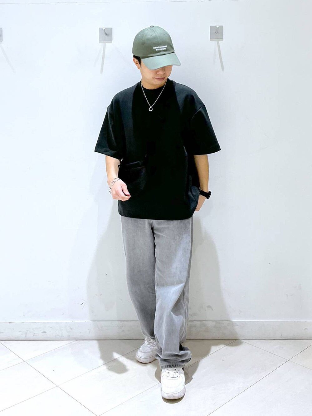 「ショルダーバッグ、おでかけ、GLOBAL WORK、夏コーデ、スウェット、デニムパンツ、ワイドパンツ、キャップ、スニーカー」｜「GLOBAL WORKのGOODデニムバギーパンツ/118365（デニムパンツ、グレー系）」を使った、はやぴーさん（メンズ・162cm）の春コーディネートの2枚目の写真