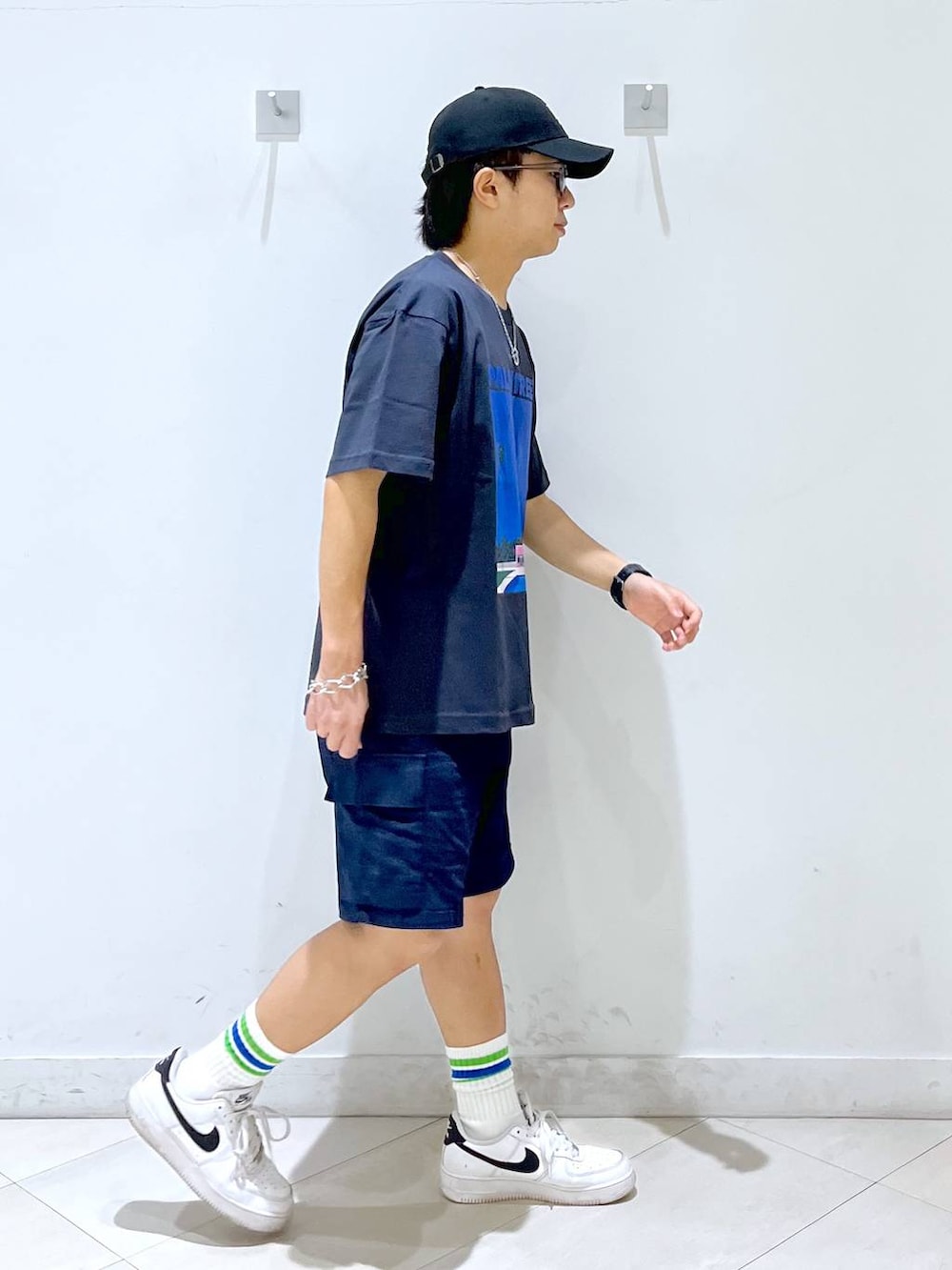 「GLOBAL WORK、夏コーデ、Tシャツ、ショートパンツ、キャップ、サングラス、スニーカー、おでかけ」｜「GLOBAL WORKの【NEWERA】9FORTY/260083（キャップ、ブラック系）」を使った、はやぴーさん（メンズ・162cm）の夏コーディネートの3枚目の写真
