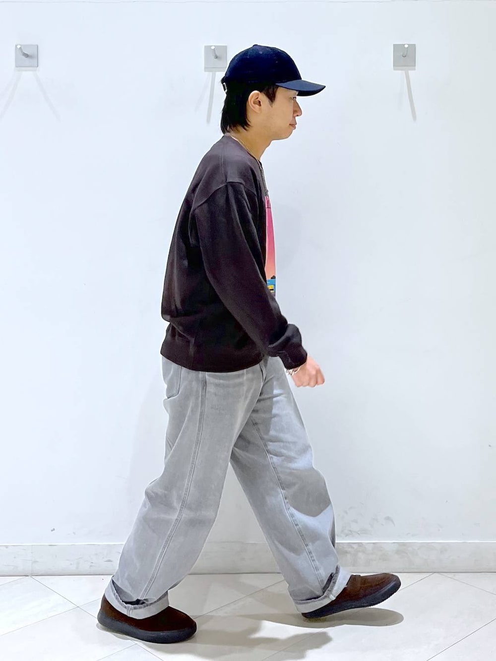 ブラウン系のその他シューズ、ブラウン系のTシャツ/カットソー、ブルー系のキャップを着用したメンズの秋コーディネートの3枚目の写真