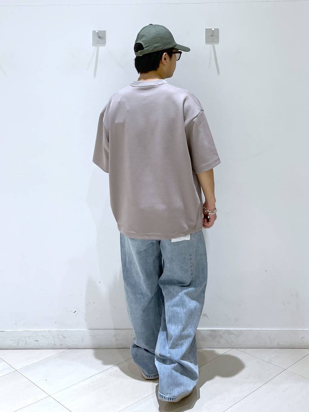 「GLOBAL WORK、夏コーデ、スウェット、デニムパンツ、ワイドパンツ、キャップ、サングラス、スニーカー、おでかけ」｜「GLOBAL WORKのGOODデニムバギーパンツ/118365（デニムパンツ、ブルー系）」を使った、はやぴーさん（メンズ・162cm）の春コーディネートの4枚目の写真