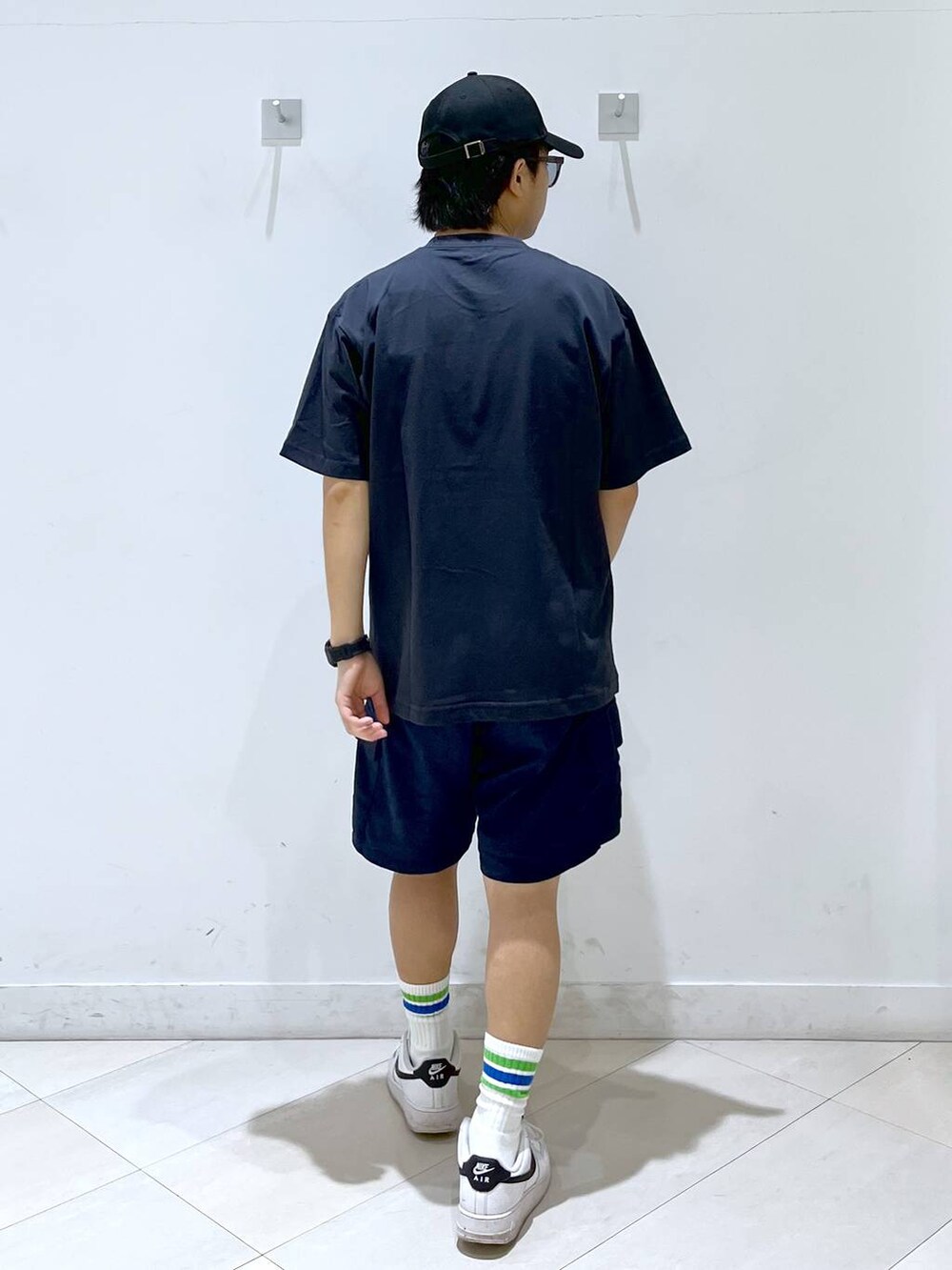 「GLOBAL WORK、夏コーデ、Tシャツ、ショートパンツ、キャップ、サングラス、スニーカー、おでかけ」｜「GLOBAL WORKの【NEWERA】9FORTY/260083（キャップ、ブラック系）」を使った、はやぴーさん（メンズ・162cm）の夏コーディネートの4枚目の写真