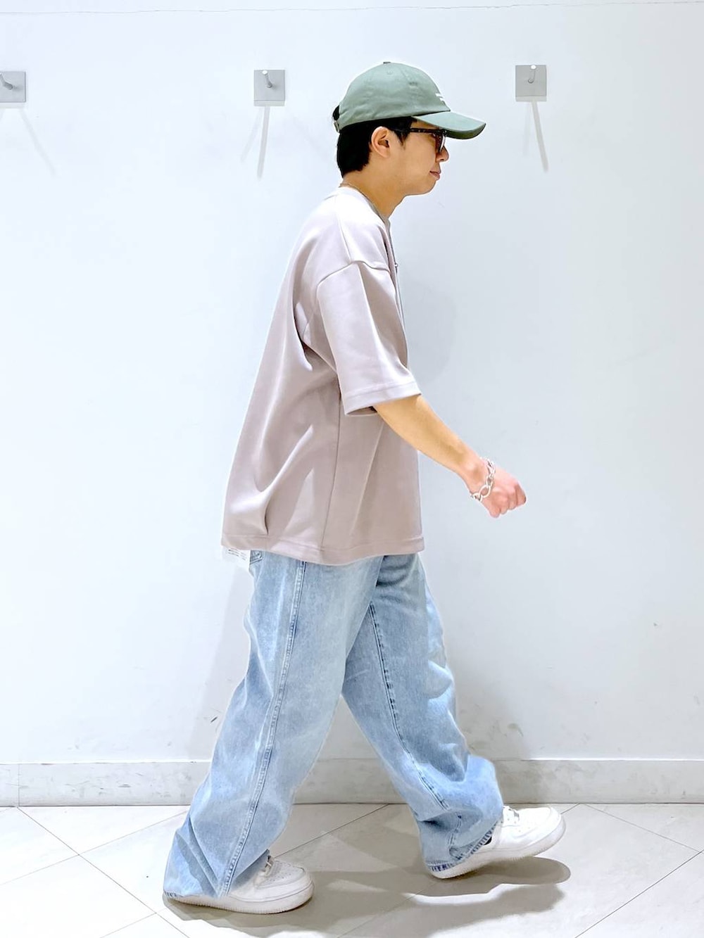 「GLOBAL WORK、夏コーデ、スウェット、デニムパンツ、ワイドパンツ、キャップ、サングラス、スニーカー、おでかけ」｜「GLOBAL WORKのGOODデニムバギーパンツ/118365（デニムパンツ、ブルー系）」を使った、はやぴーさん（メンズ・162cm）の春コーディネートの3枚目の写真