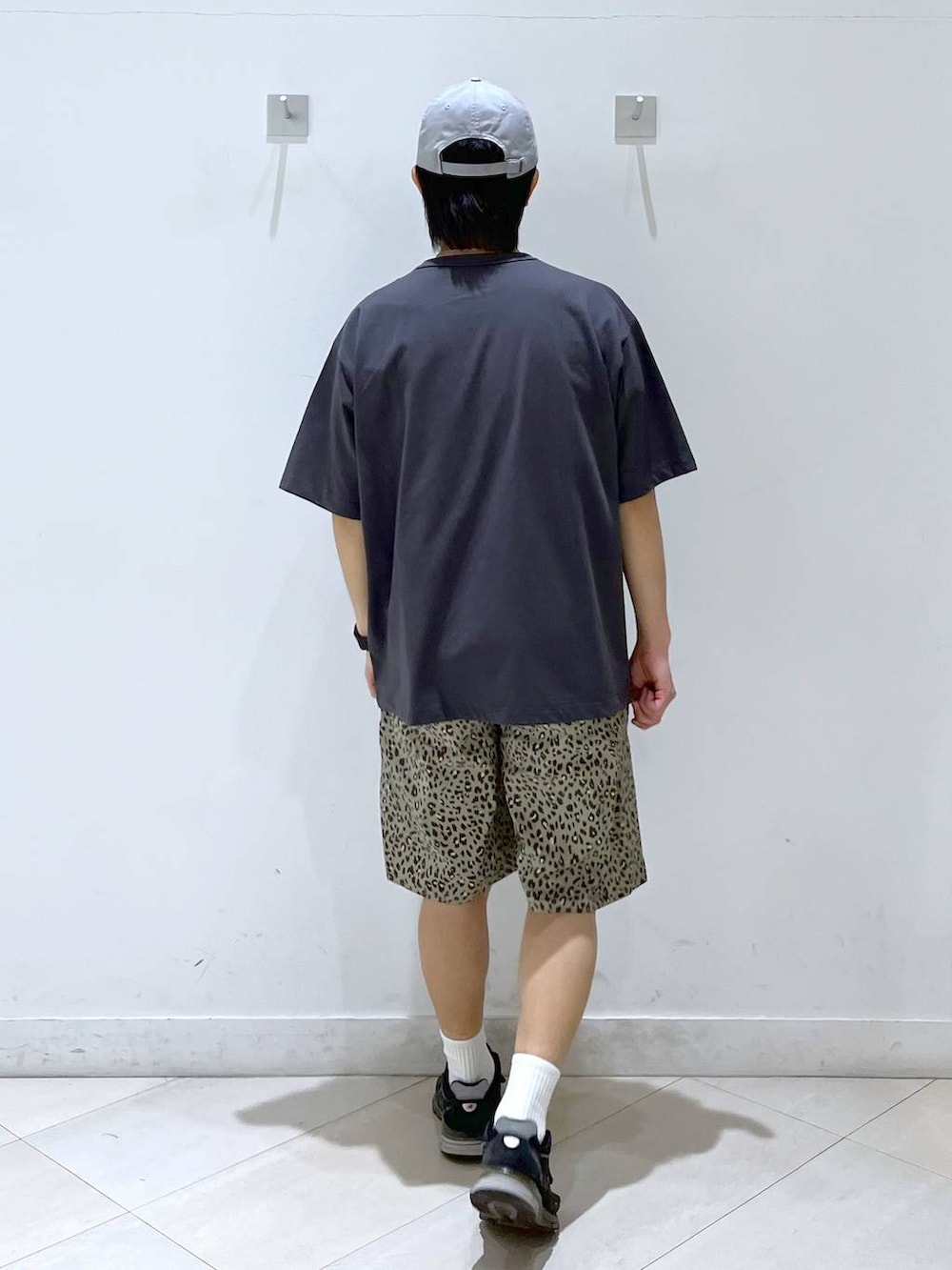 ブラウン系のその他パンツ、グレー系のTシャツ/カットソー、ホワイト系のソックス/靴下を着用したメンズの春コーディネートの3枚目の写真
