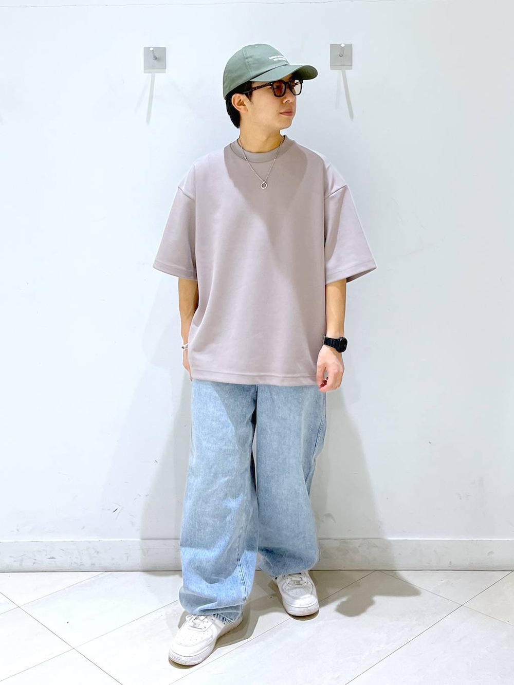 「GLOBAL WORK、夏コーデ、スウェット、デニムパンツ、ワイドパンツ、キャップ、サングラス、スニーカー、おでかけ」｜「GLOBAL WORKのGOODデニムバギーパンツ/118365（デニムパンツ、ブルー系）」を使った、はやぴーさん（メンズ・162cm）の春コーディネートの2枚目の写真