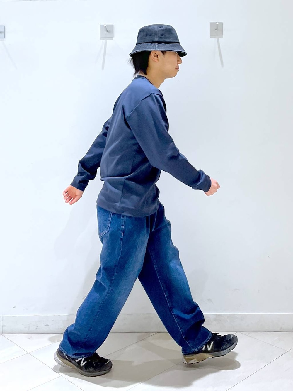 ブルー系のスウェット、ブルー系のデニムパンツを着用したメンズの春コーディネートの2枚目の写真