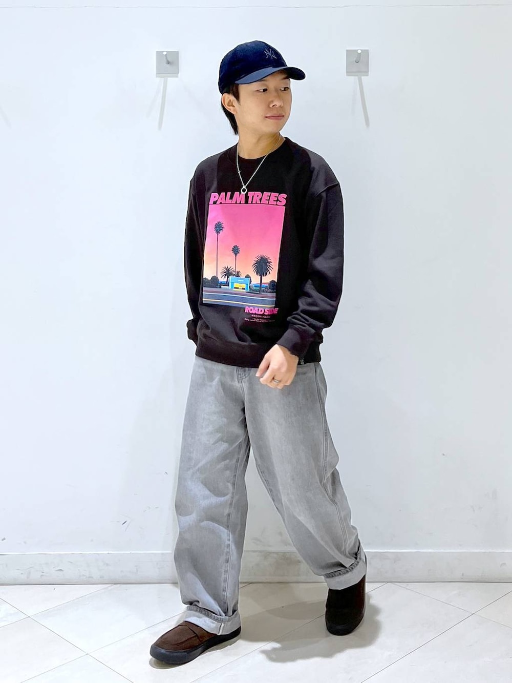 ブラウン系のその他シューズ、ブラウン系のTシャツ/カットソー、ブルー系のキャップを着用したメンズの秋コーディネートの2枚目の写真