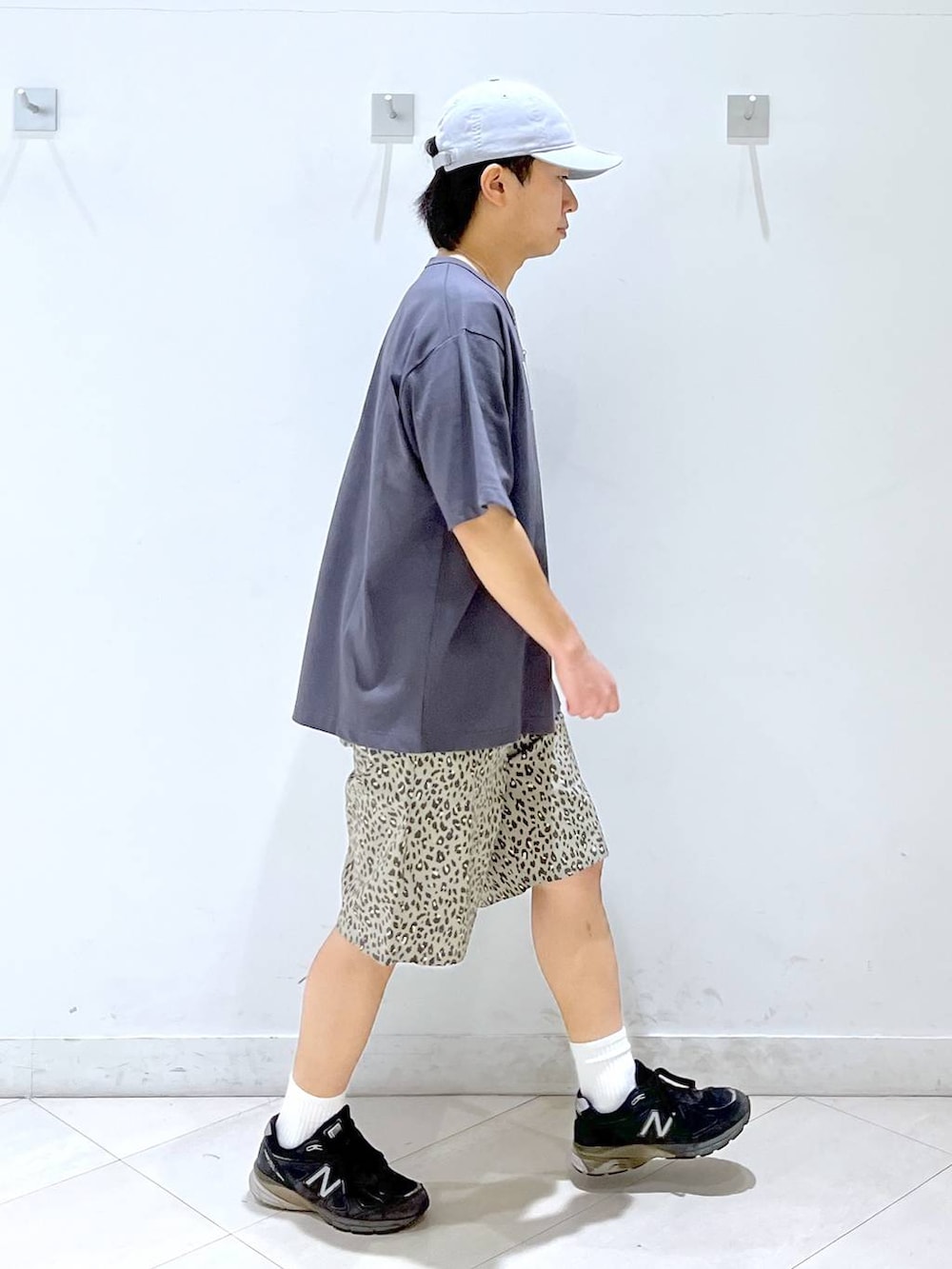 ブラウン系のその他パンツ、グレー系のTシャツ/カットソー、ホワイト系のソックス/靴下を着用したメンズの春コーディネートの2枚目の写真
