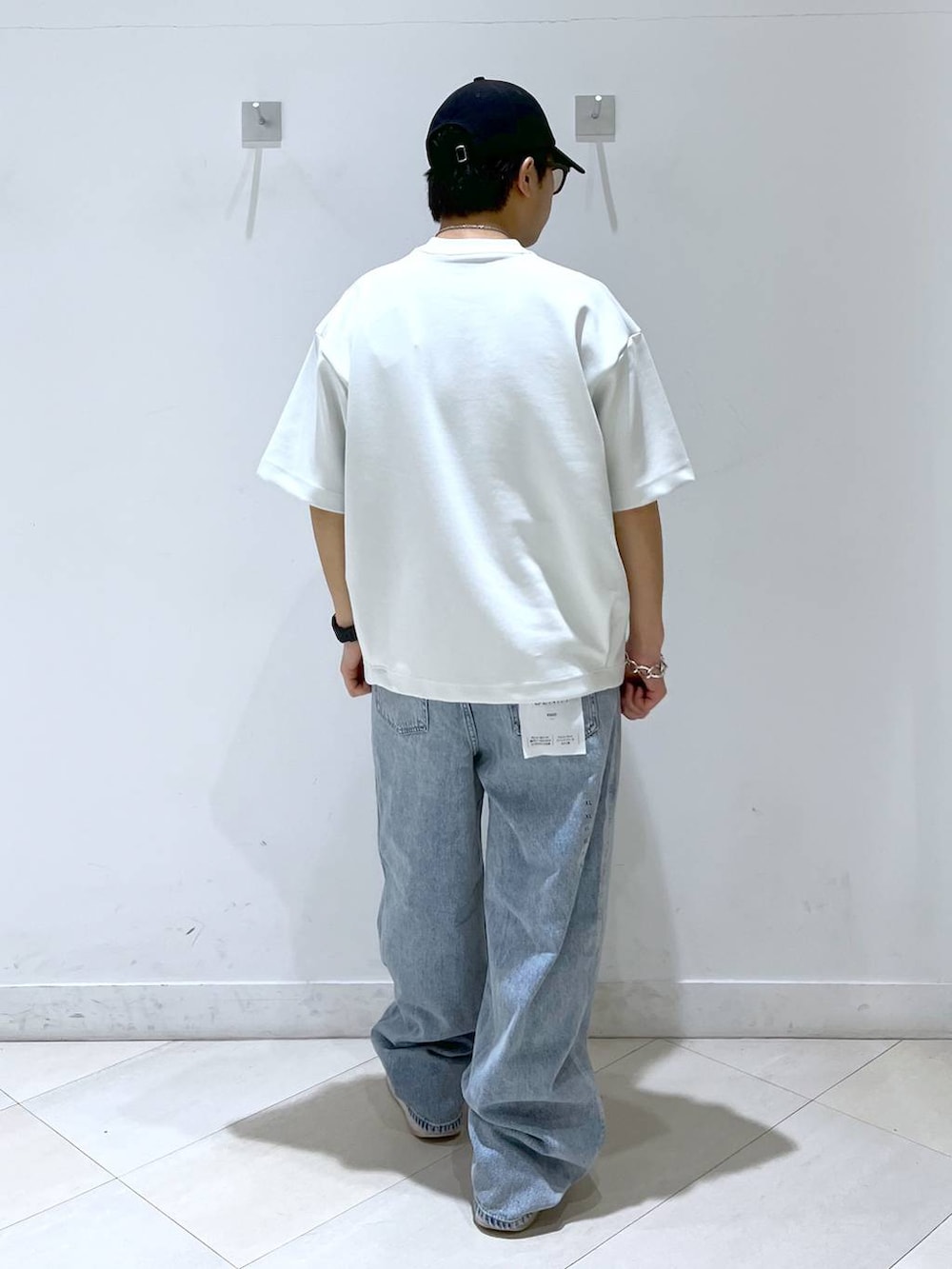 「GLOBAL WORK、夏コーデ、スウェット、デニムパンツ、ワイドパンツ、キャップ、サングラス、スニーカー、おでかけ」｜「GLOBAL WORKのGOODデニムバギーパンツ/118365（デニムパンツ、ブルー系）」を使った、はやぴーさん（メンズ・162cm）の春コーディネートの4枚目の写真