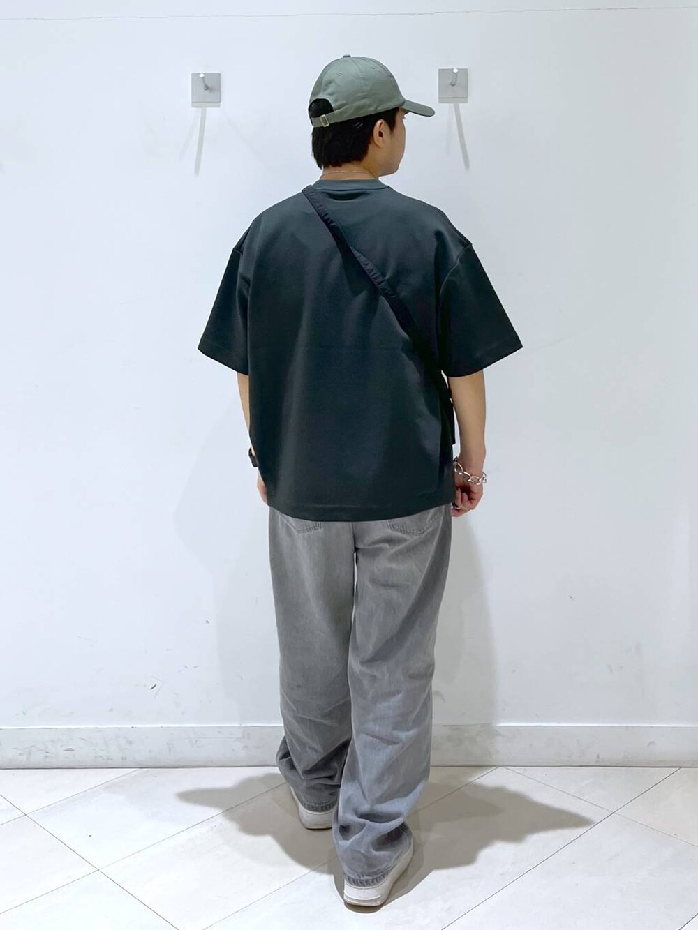 「ショルダーバッグ、おでかけ、GLOBAL WORK、夏コーデ、スウェット、デニムパンツ、ワイドパンツ、キャップ、スニーカー」｜「GLOBAL WORKのGOODデニムバギーパンツ/118365（デニムパンツ、グレー系）」を使った、はやぴーさん（メンズ・162cm）の春コーディネートの4枚目の写真