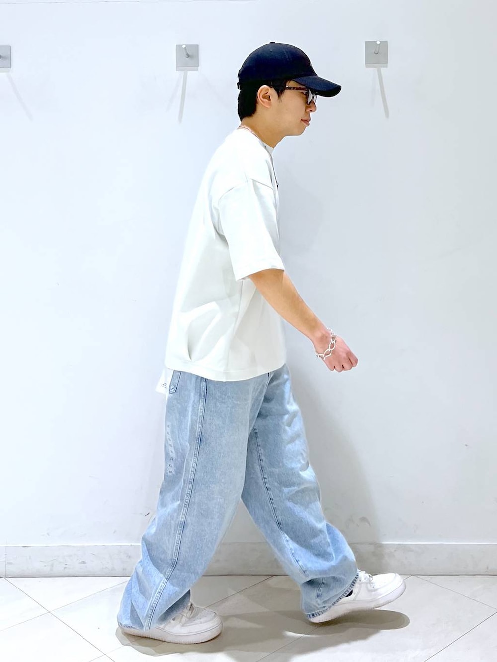 「GLOBAL WORK、夏コーデ、スウェット、デニムパンツ、ワイドパンツ、キャップ、サングラス、スニーカー、おでかけ」｜「GLOBAL WORKのGOODデニムバギーパンツ/118365（デニムパンツ、ブルー系）」を使った、はやぴーさん（メンズ・162cm）の春コーディネートの3枚目の写真