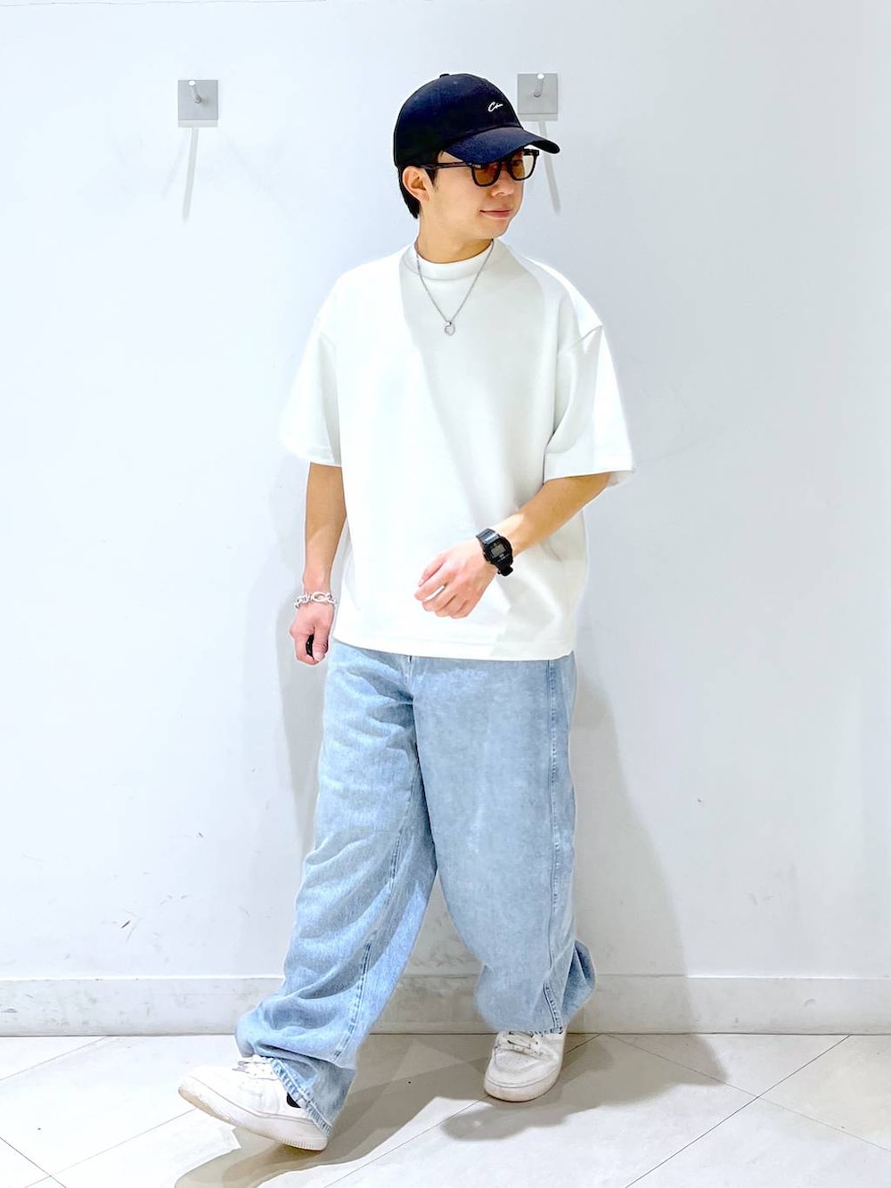 「GLOBAL WORK、夏コーデ、スウェット、デニムパンツ、ワイドパンツ、キャップ、サングラス、スニーカー、おでかけ」｜「GLOBAL WORKのGOODデニムバギーパンツ/118365（デニムパンツ、ブルー系）」を使った、はやぴーさん（メンズ・162cm）の春コーディネートの2枚目の写真