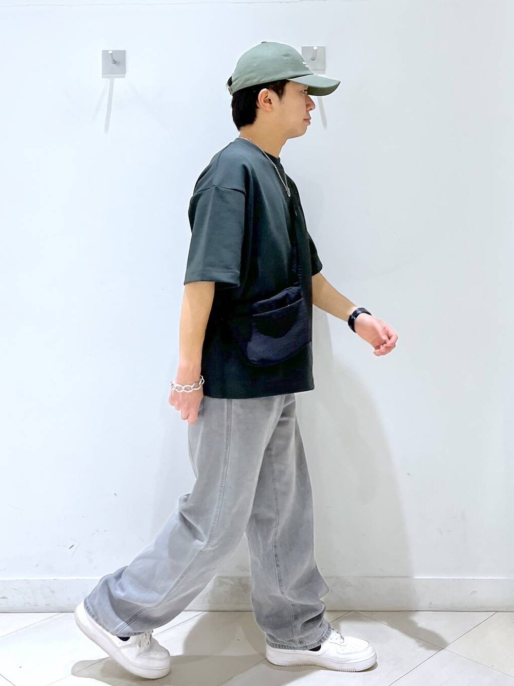「ショルダーバッグ、おでかけ、GLOBAL WORK、夏コーデ、スウェット、デニムパンツ、ワイドパンツ、キャップ、スニーカー」｜「GLOBAL WORKのGOODデニムバギーパンツ/118365（デニムパンツ、グレー系）」を使った、はやぴーさん（メンズ・162cm）の春コーディネートの3枚目の写真