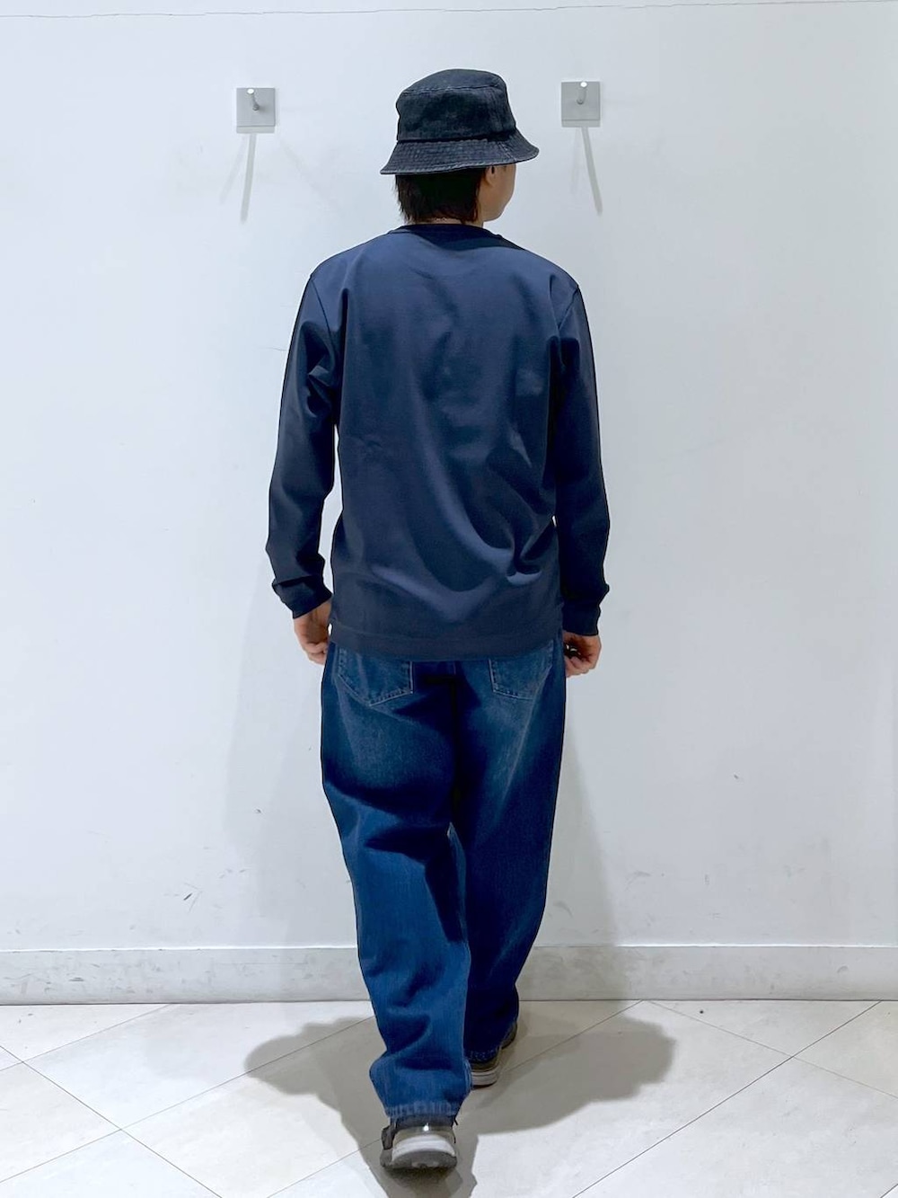 ブルー系のスウェット、ブルー系のデニムパンツを着用したメンズの春コーディネートの3枚目の写真