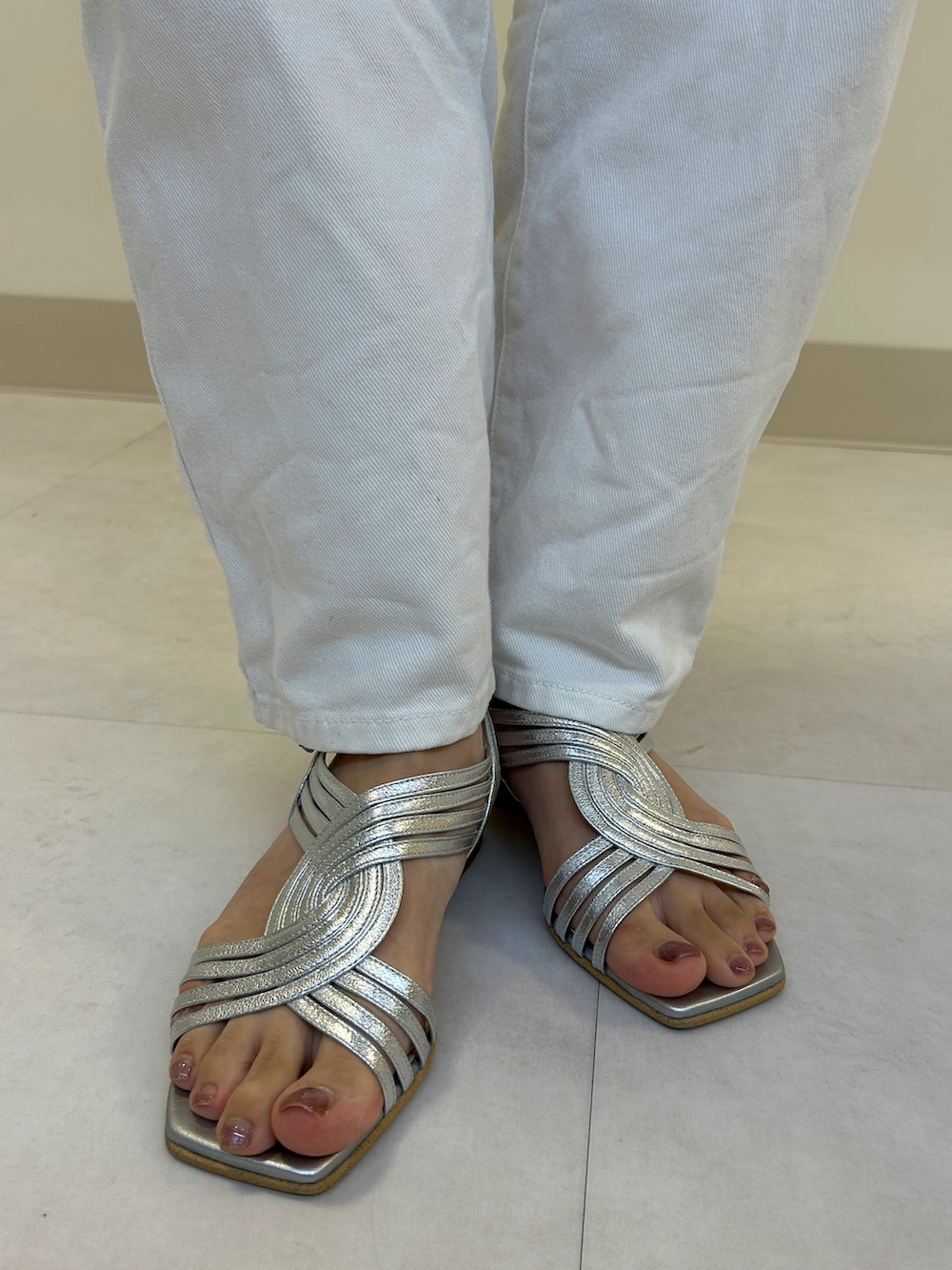 シルバー系のサンダル、ブルー系のTシャツ/カットソーを着用したレディースの夏コーディネートの2枚目の写真