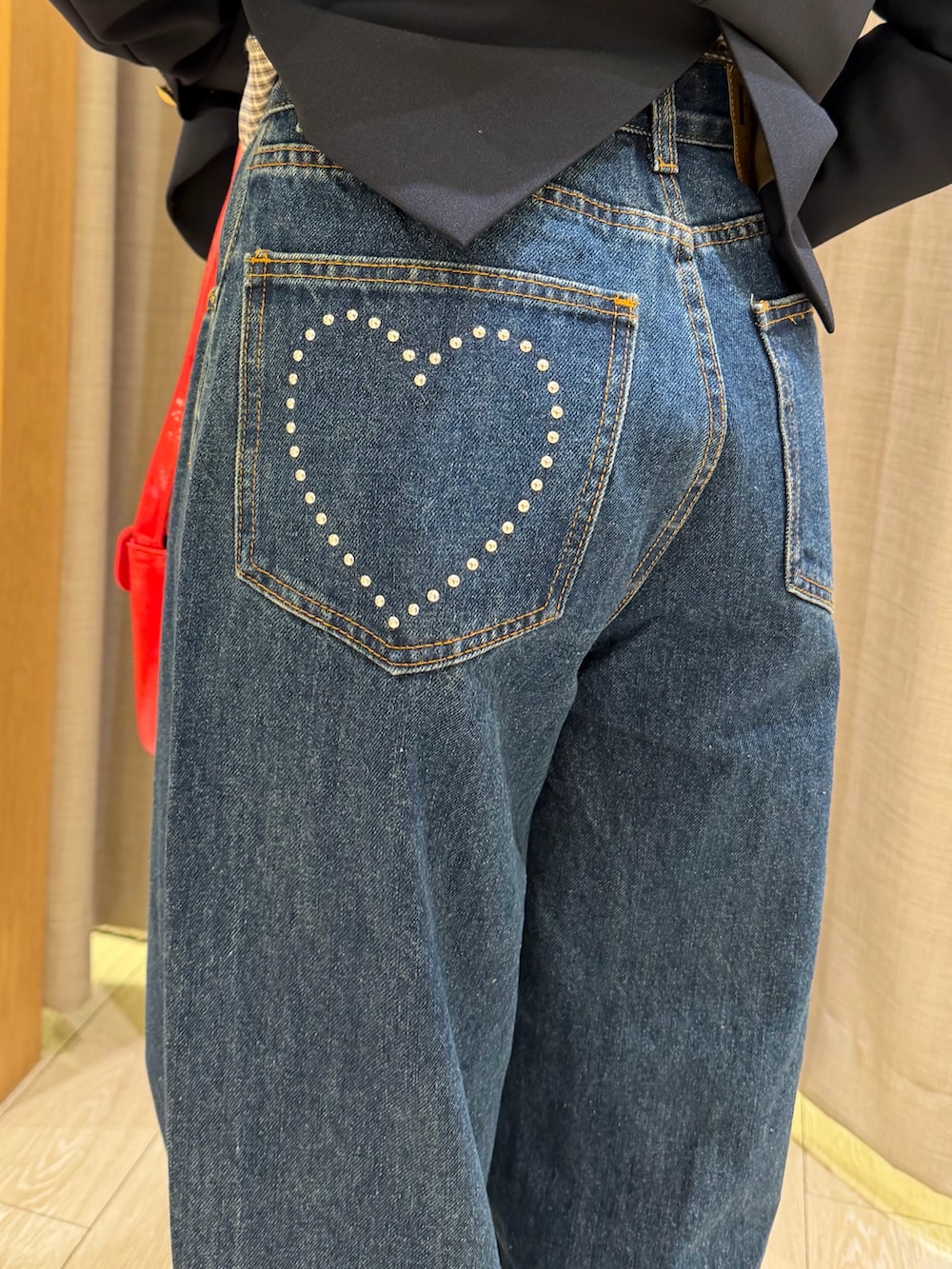 ブルー系のテーラードジャケット、ブラック系のシャツ/ブラウス、レッド系のショルダーバッグを着用したレディースの春コーディネートの3枚目の写真