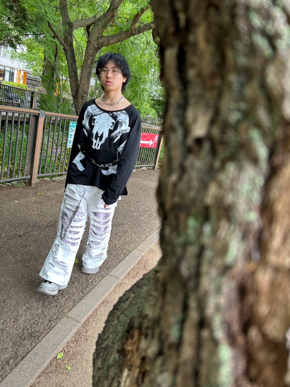 ブラック系のスニーカー、ホワイト系のデニムパンツ、ブラック系のTシャツ/カットソーを着用したメンズの春コーディネートの2枚目の写真