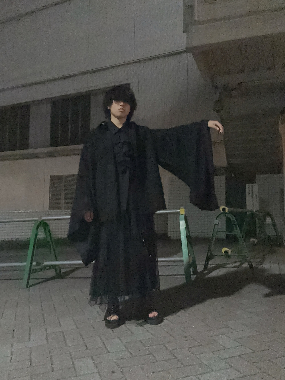 ブラック系のサンダル、その他のシャツ/ブラウス、ブラック系のシャツ/ブラウスを着用したメンズの夏コーディネートの2枚目の写真