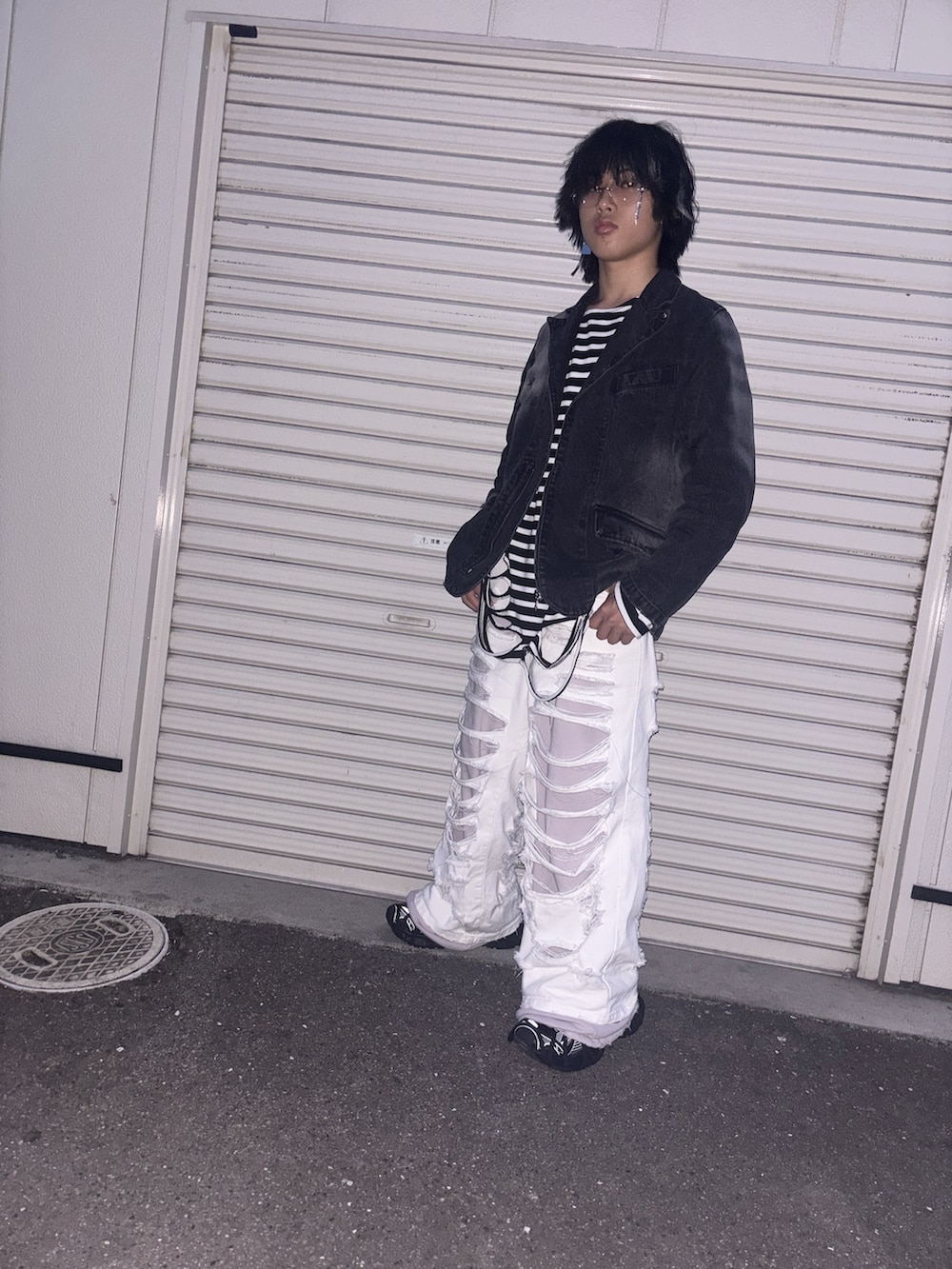 ブラック系のTシャツ/カットソー、ブラック系のテーラードジャケット、ホワイト系のデニムパンツを着用したメンズの夏コーディネートの3枚目の写真