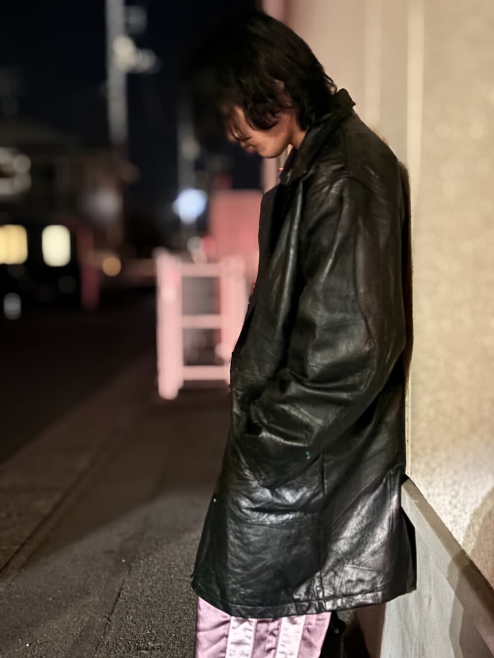 パープル系のその他パンツ、ブラック系のハンドバッグ、ブラック系のドレスシューズを着用したメンズの冬コーディネートの2枚目の写真