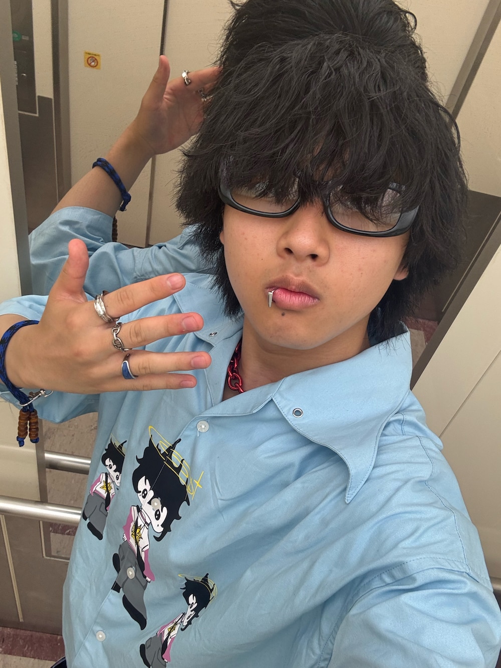 レッド系のスニーカー、グレー系のスウェットパンツ、ブルー系のシャツ/ブラウスを着用したメンズの夏コーディネートの2枚目の写真