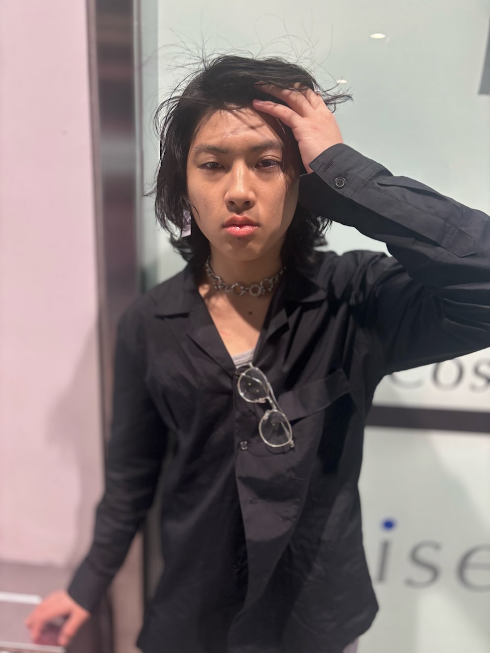 ブラック系のシャツ/ブラウス、グレー系のタンクトップ、グレー系のスラックスを着用したメンズの冬コーディネートの2枚目の写真