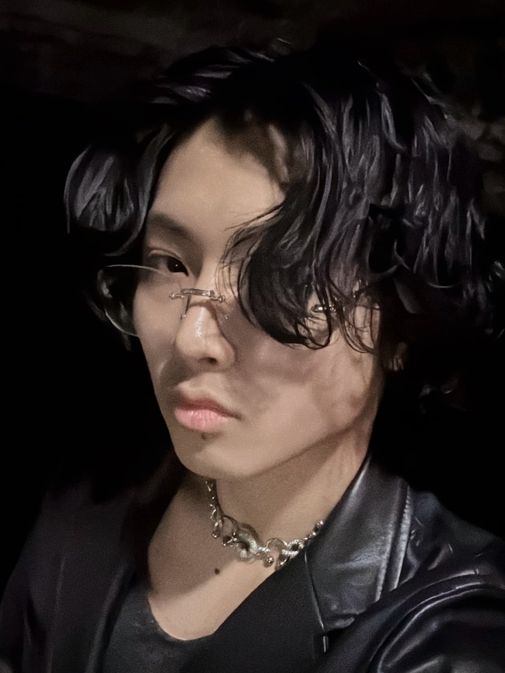 ブラック系のドレスシューズ、グレー系のデニムパンツ、ブラック系のその他アウターを着用したメンズの冬コーディネートの3枚目の写真