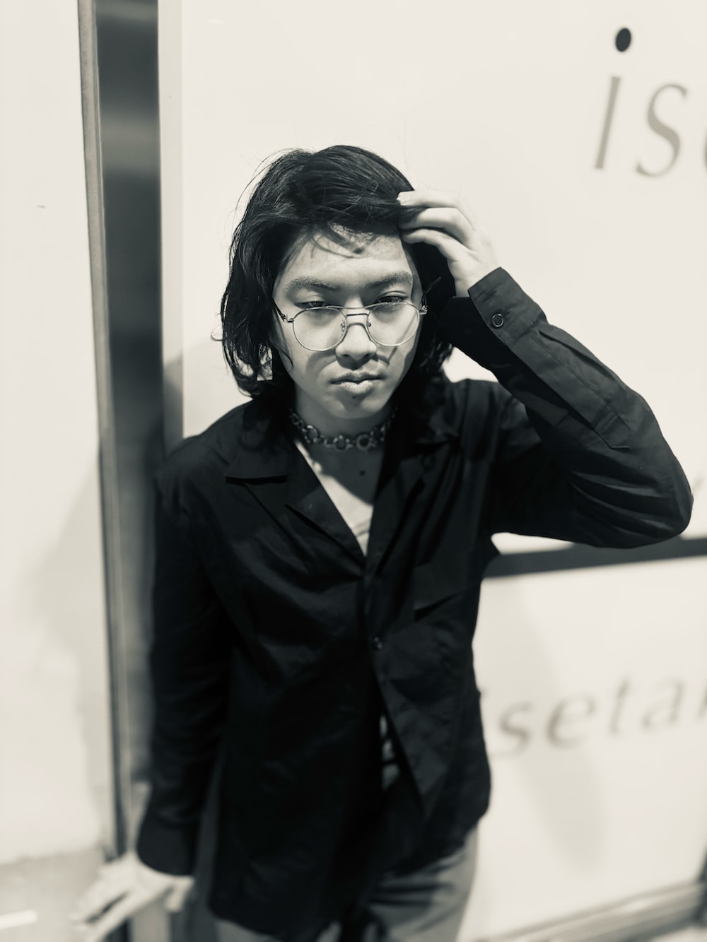 ブラック系のシャツ/ブラウス、グレー系のタンクトップ、グレー系のスラックスを着用したメンズの冬コーディネートの3枚目の写真