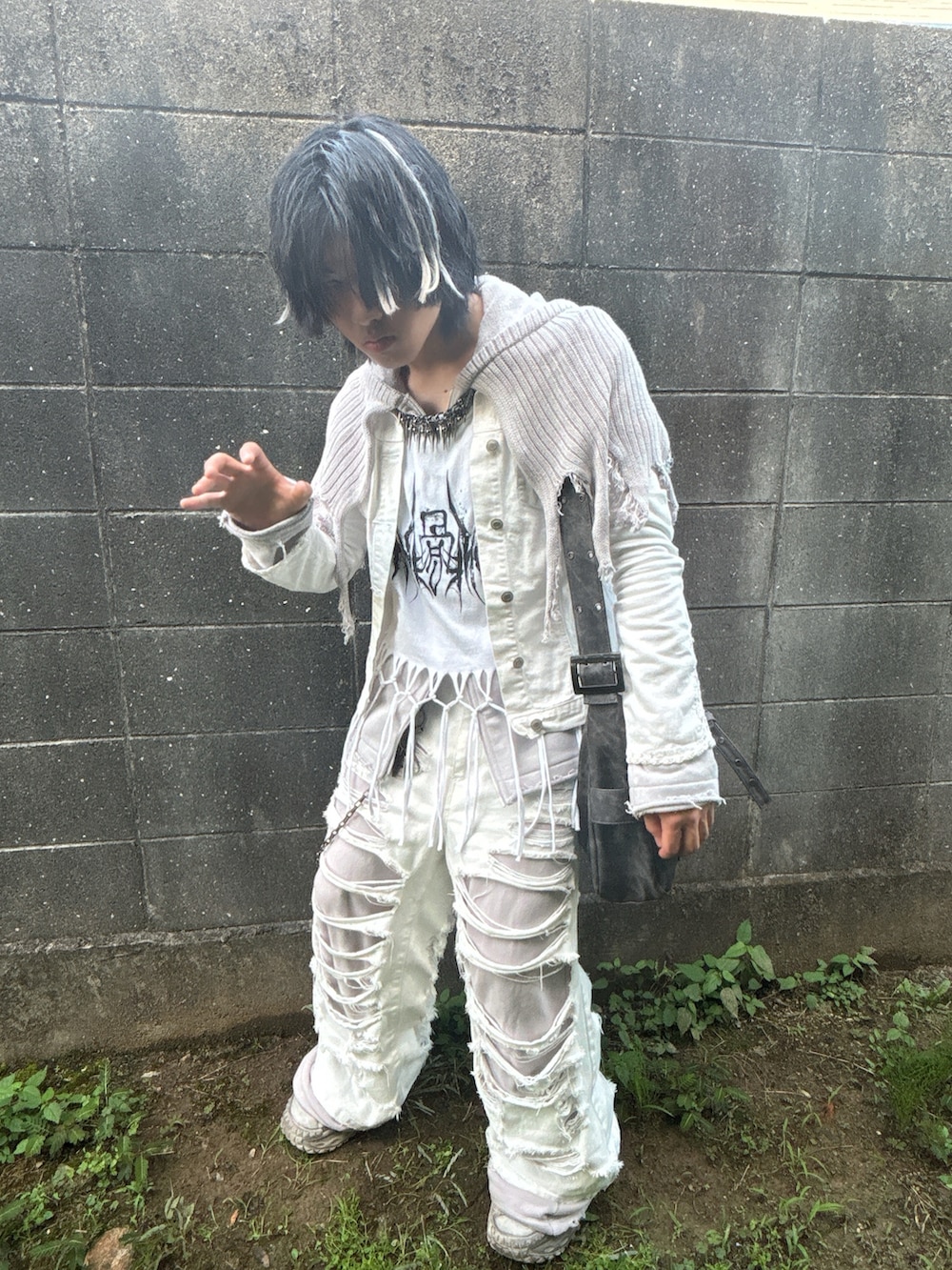 ホワイト系のデニムパンツ、グレー系のパーカー、ホワイト系のTシャツ/カットソーを着用したメンズの秋コーディネートの2枚目の写真