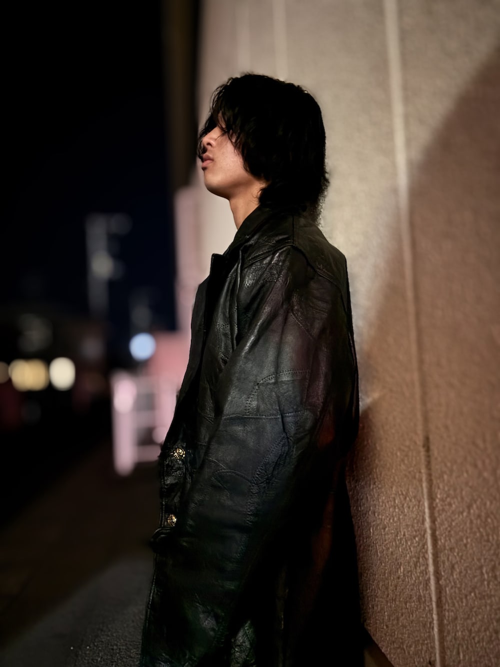 パープル系のその他パンツ、ブラック系のハンドバッグ、ブラック系のドレスシューズを着用したメンズの冬コーディネートの3枚目の写真